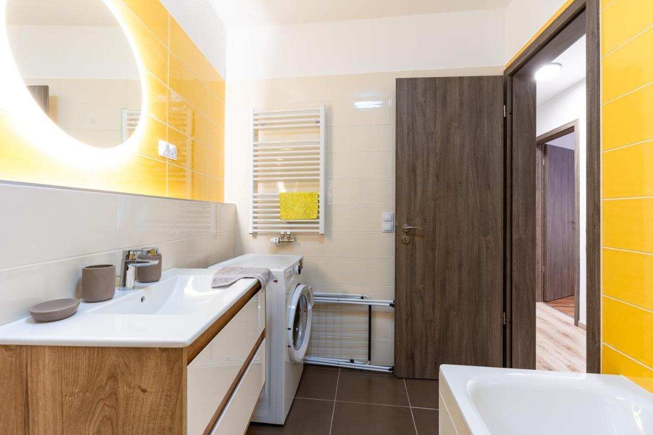 Modern & Newly Built Apartment With Private Garage Budapest Eksteriør billede